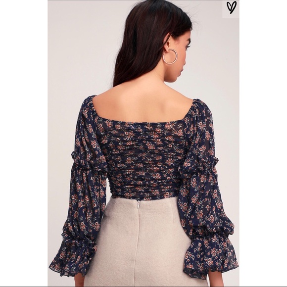 Lulu’s long sleeve crop top. - Picture 2 of 6